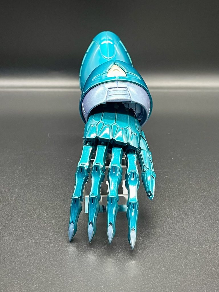 特徴的な巨大マニピュレーター（右）は本体と同色のキャンディ塗装。ネイル部分はシルバーで塗り分け、後にシアンを薄く重ねてて目立ち過ぎないようにしております。