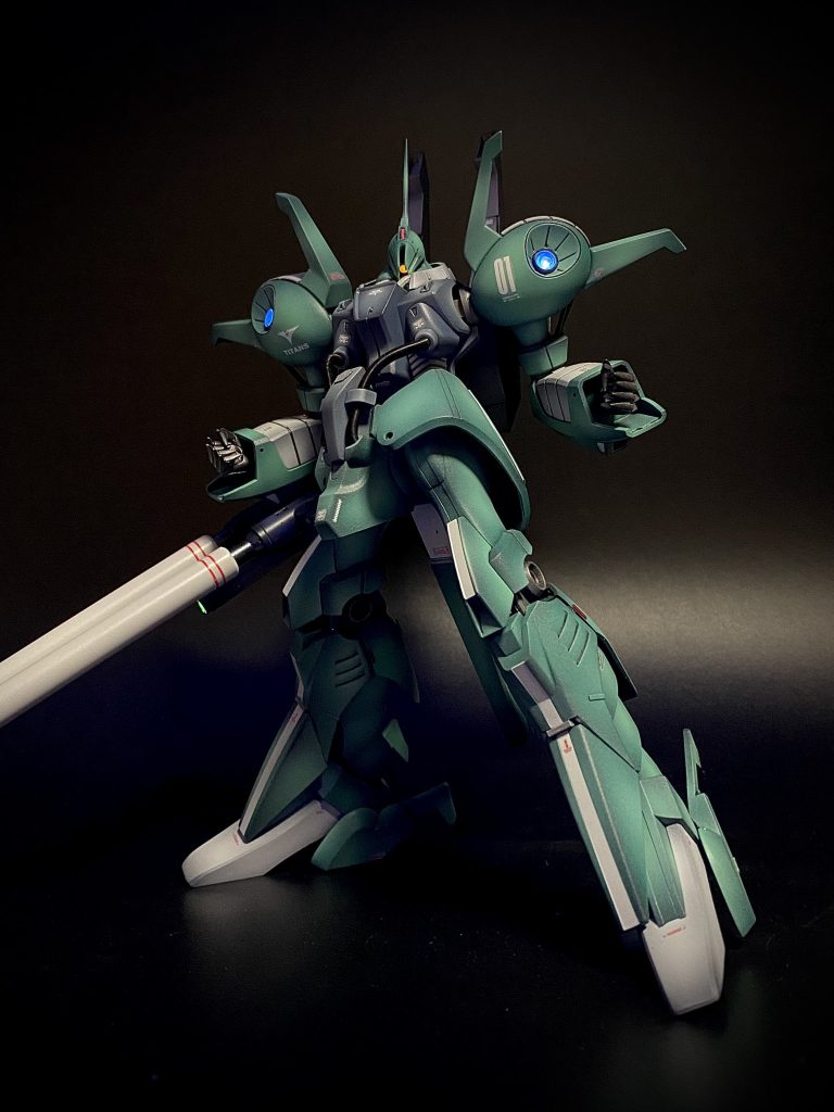 女性的なイメージがあったので、手首はシャープなヤツを使いました。