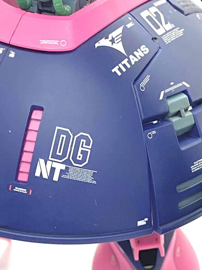 バウンド・ドックはドゴス・ギアのニュータイプ部隊に配属されているので設定通りのアルファベットのマーキングデカールを貼っています。