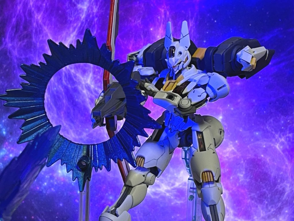 「シュート!!」アロービームピアサーライフルに直結されたビットステイヴからのエネルギーをフルチャージして放つ本機の最強攻撃。強烈な貫通力を持ち重装甲のMSの胴体も易々と撃ち抜いてしまう。一方で反動が極悪でありエアリアルを持ってしても左腕で支えなければまともには扱えない。結果としてMS一機に使うには大袈裟すぎる武器であり、対多数に使えるエアリアル改修型の長距離ビームへと発展する。なお、当然ながら決闘では禁止武器である。