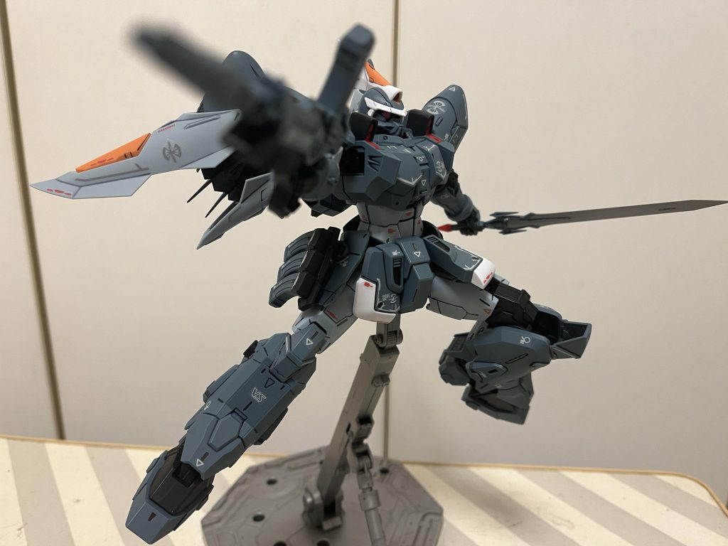 まずはSEEDポーズ。なんか、モノアイが奥まった位置にあるせいか、写真だと目自体が無いように見えがち、、