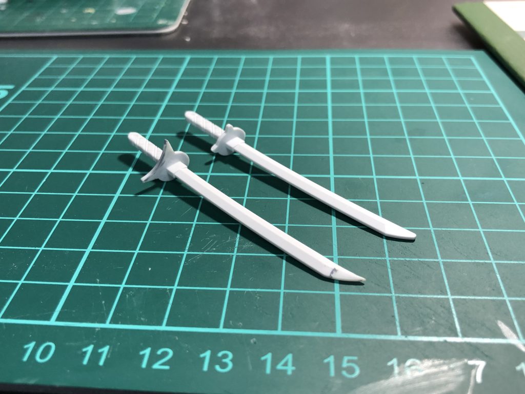 刀の鍔は旧キットを参考に修正