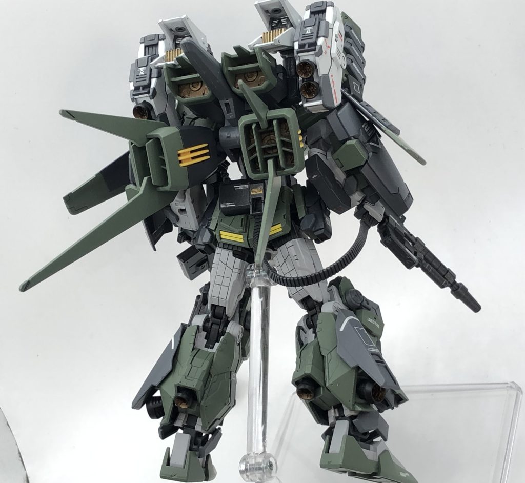 背面スラスターやバーニア等がたくさん。腰部分に専用マシンガンの弾倉があります。