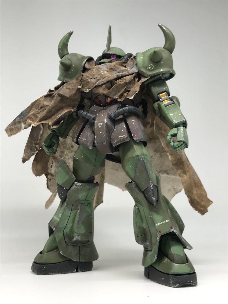 刀と左手の包帯?なし状態ガウの中でジャブロー降下作戦待機中の森林迷彩のグフ!これなら全然いけるでしょ、ガンダムの外伝的なゲームに出てきてもおかしくないかも?