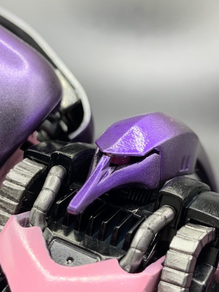 カメラアイの部分切り抜いてみました。このキット買うまでキュベレイがモノアイではなくて二つ目だった事知りませんでした。ホイルシール見てなんじゃこりゃと思いZZを見返したら、ホントにアニメでも二つ目なんですね!