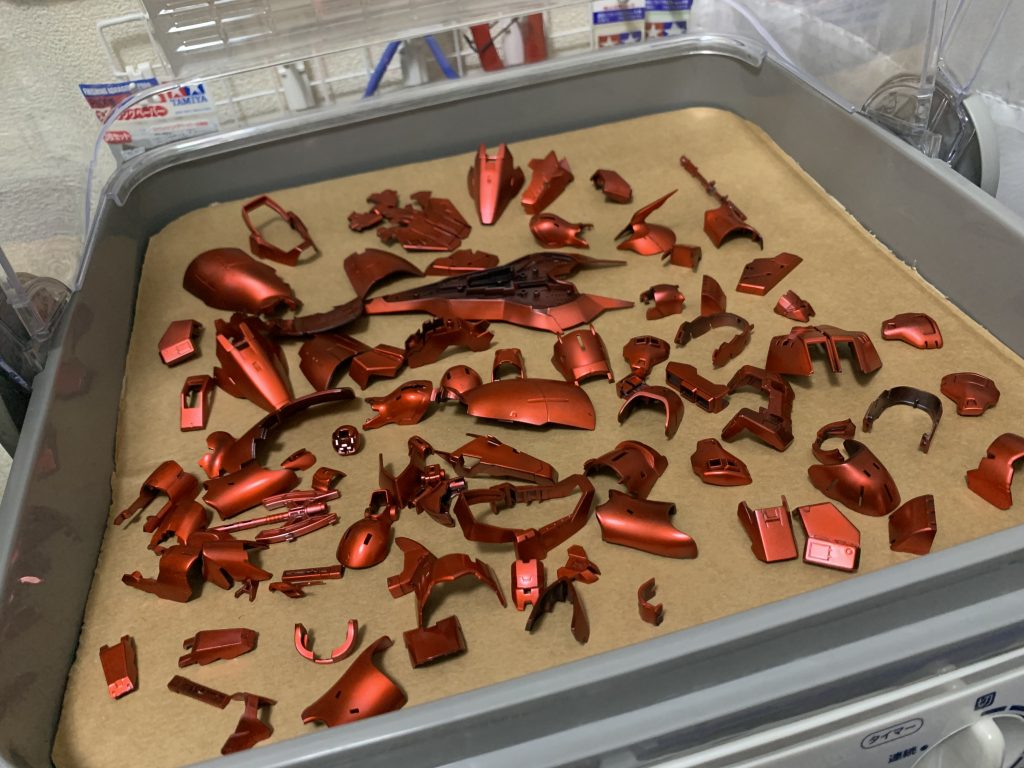 全てのパーツを黒サフ立ち上げから。外装赤色はガイア黒サフ→ガイアEXシルバー→ガイアパールプレミアムレッドでこの色なります。外装黒色はガイアスターブライトアイアン。黄色はMrカラー203番メタルイエロー内部フレームは黒サフまま