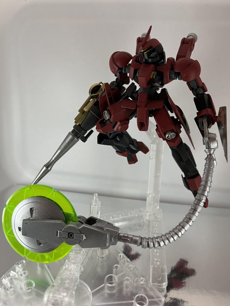 クロスボーンガンダムストーリー、鋼鉄の七人作戦で戦死した…と思われたギリ・ガデューカ・アスピスだったが。神『おぉ、こんな所で死んでしまうとは…何か1つ、望みを叶えて蘇らせましょう。何が良いですか?ギリ『強い機体!クァバーゼ!神『え、何それ?…こんな感じで良いかな?とりあえず頑張ってね!