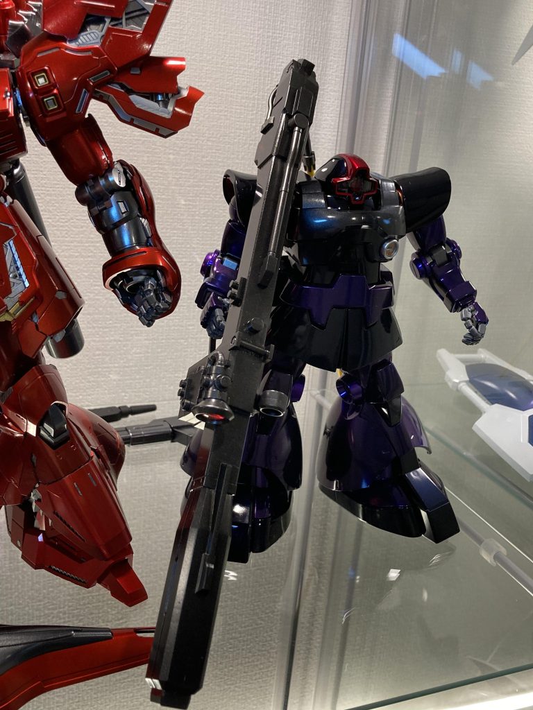 シャア専用カラーに使用と思ってたのでとりあえずサザビーさんの横に。