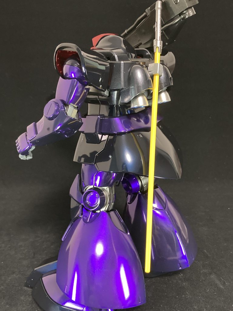 黒下地の上のメタリックはシルバー系よりカラーのついたメタリック塗料のほうが後のクリア塗料が発色しやすいです。クレオスのクリスタルカラーは単品だと扱いにくいのでアメジストにパープルを混ぜて使用しました。