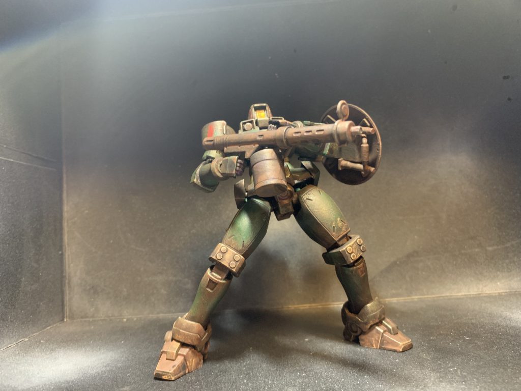 塗装は関節などにアクリジョン、メインカラーをアクリルガッシュを使い、汚しで水性ウェザリングペイントやアクリルガッシュをウォッシングしました。