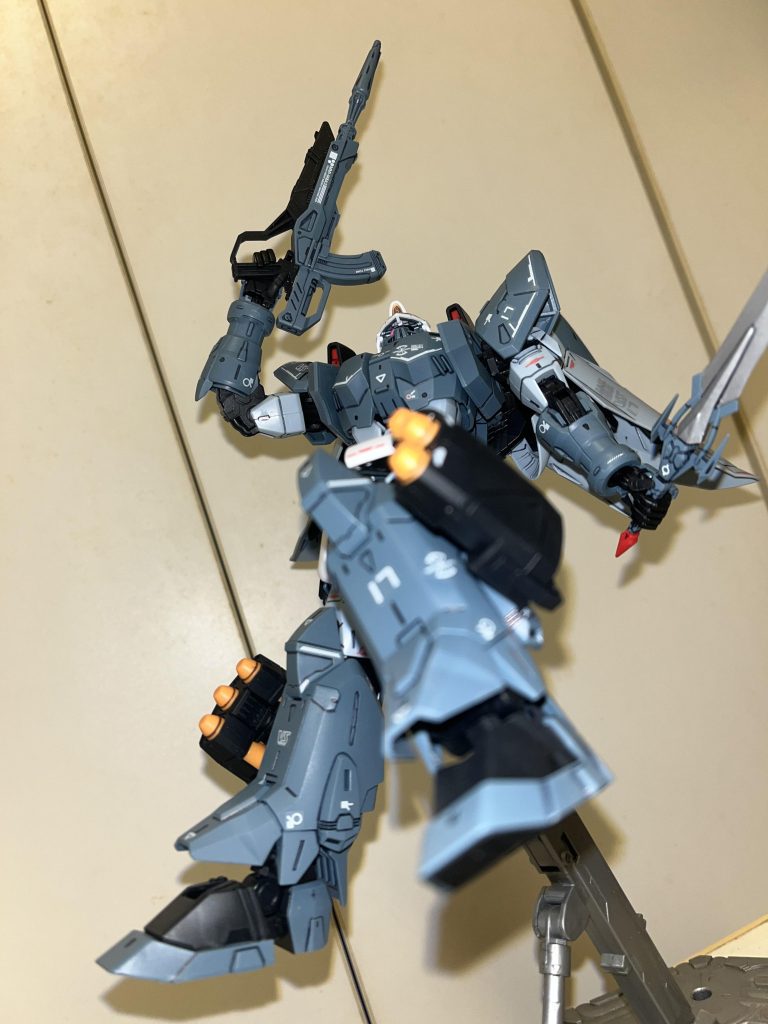 謎ポーズ。一応、フットミサイル撃つイメージ