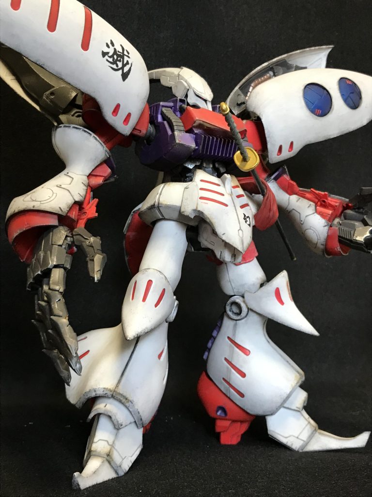 一番カッコよく撮れたと思う一枚これ…素体がカッコよすぎる…まるでMHを彷彿とさせるスタイル、まぁメカデザインが永野護なので当然と言えば当然なのですが🙄この写真とどっちをサムネに使用しようか迷いましたが、せっかくベースを作ったのでジオラマ風ベース入りをサムネにしましたキュベレイをウェザリングしてる作品はあまり見ないので汚してみましたが、ウェザリング仕様もなかなか似合うんじゃないですかね？私が汚プラ好きなだけ？w😅