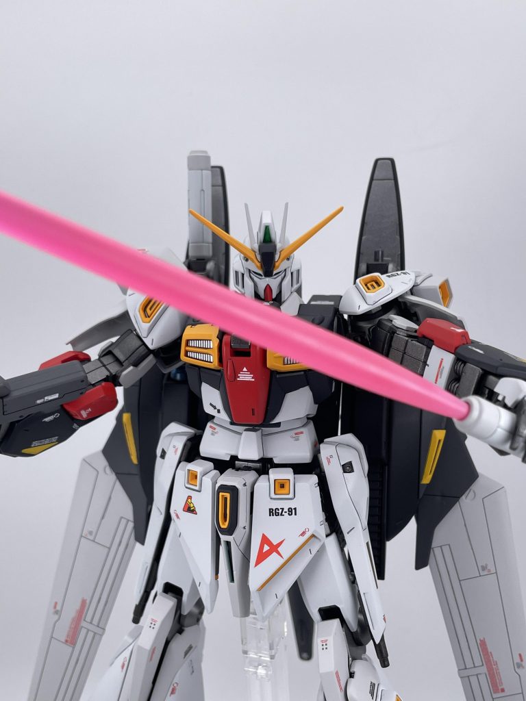 νガンダムカラーなので、サーベルは合うようにZZから借用しました。ハイパービームサーベル、迫力あって良いぞこれ。