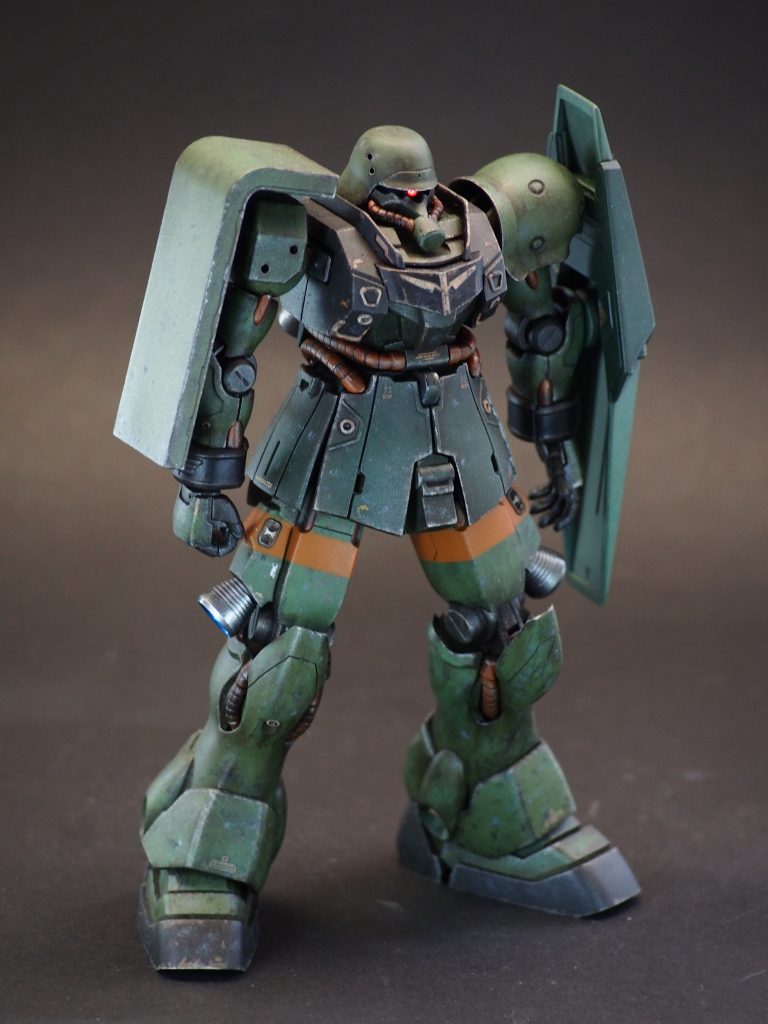 アニメを見直したら袖のエングレービングが黒く塗り潰されていたので塗装して撮影し直しましたf^_^;