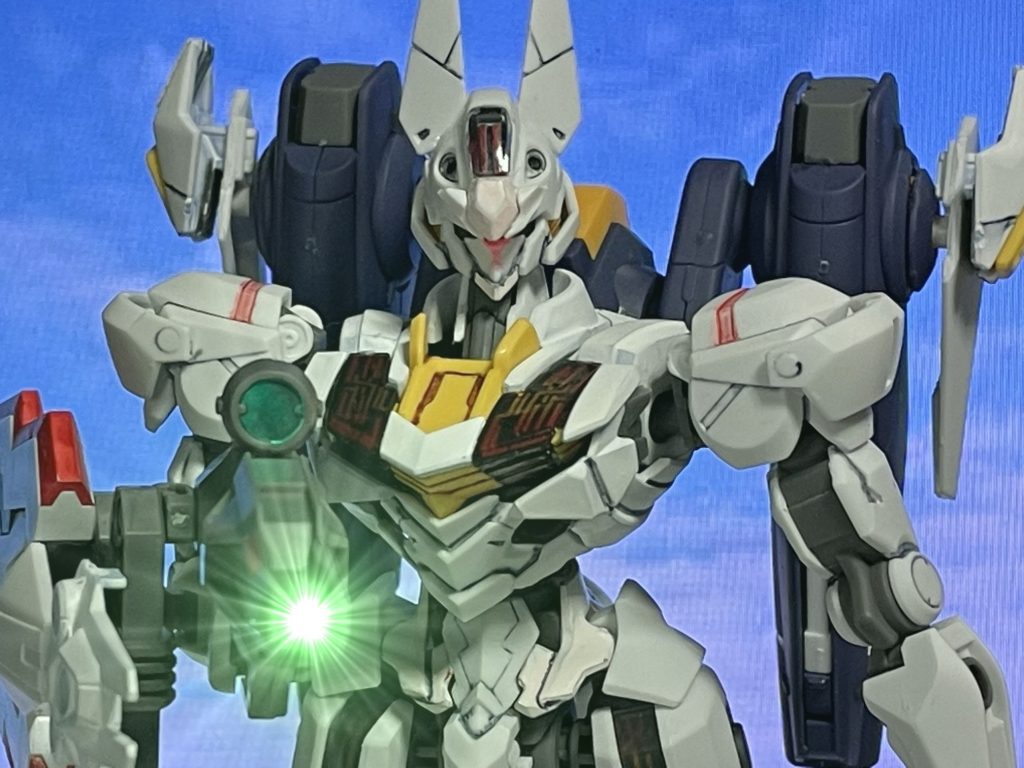 ビームライフルエネルギーコネクターにより通常より多くのビットステイヴが接続されており威力が向上している。一方バレルの延長がされないため精度は下がっている。