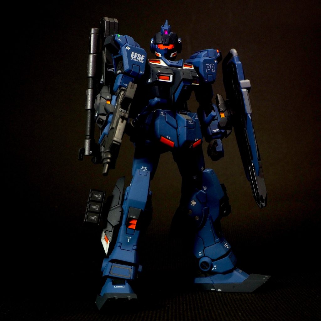 ブラックライトの反射で各所を発光させる手法を試してみました。