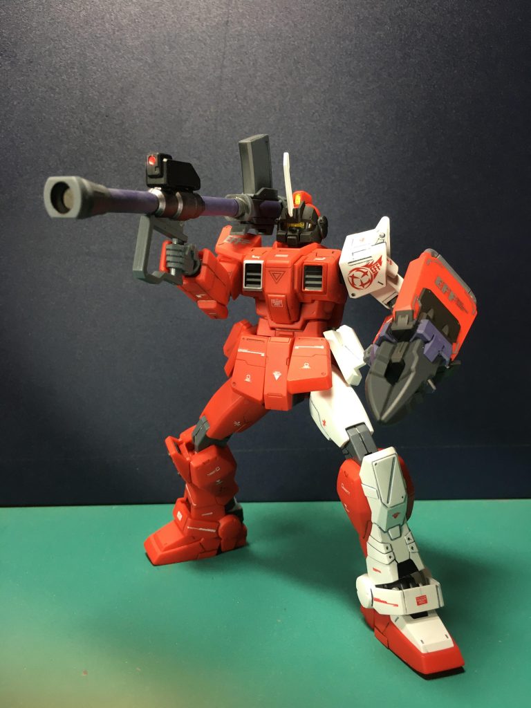 　まずはアイアン・バンカー装備。ザクを彷彿とさせる口元のダクト、左脚のウェラブル・アーマー風の装甲が特徴的です。