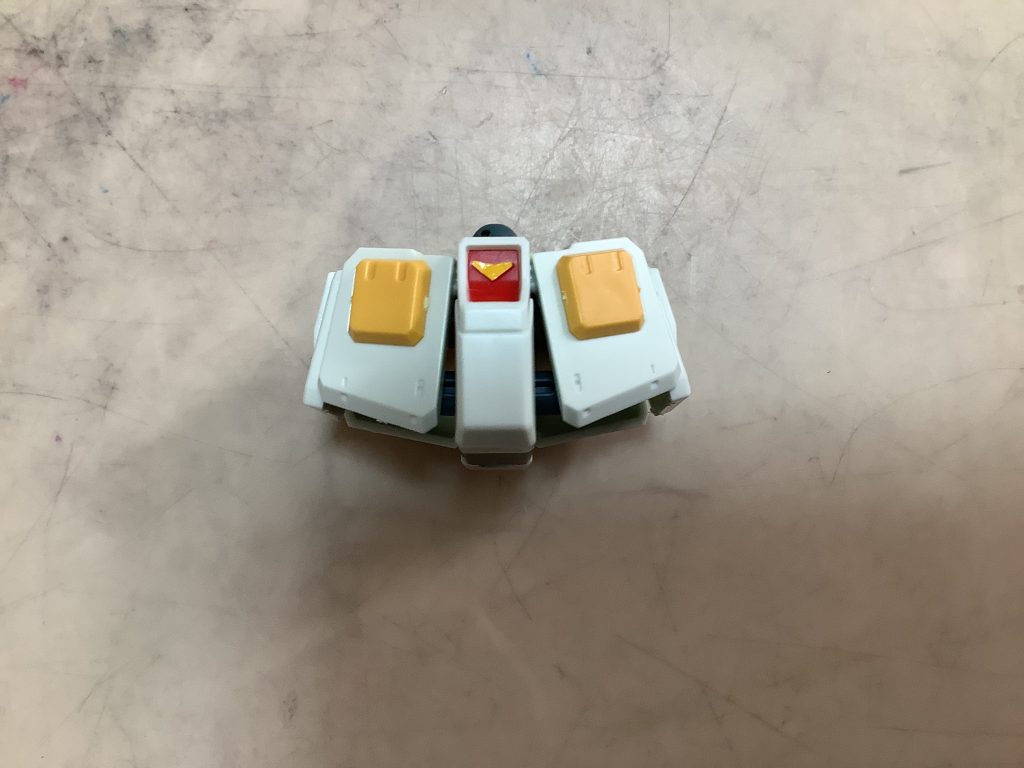 さて、上半身が終わったので下半身も作って行きます。こちらは腰部。連邦軍のマークはシールによる色分け再現で、スカートの関節はボールジョイントになっています。やっぱディテールがすごいですね。