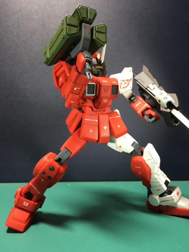 　ジム・スナイパーにも付属したミサイル・ランチャーを装備。ミサイル格納部の合わせ目は段落ち処理しています。