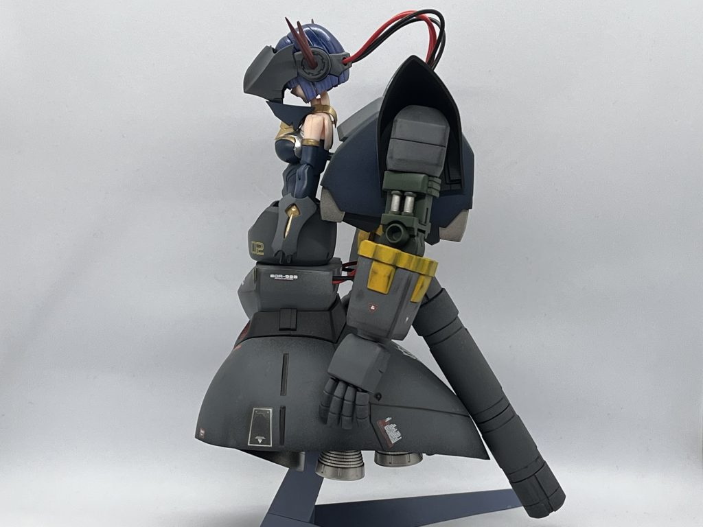 バックパックはかなりの重量があり、メガミデバイス側の関節だけではとても支えきれないため、プロペラントタンクで上半身を支えています。(上半身が後ろに持ってかれそうになる時、プロペラントタンクがつっかえになる)