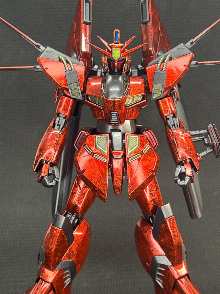 肩アーマーの動力パイプですが、上部がくっついてるのが丸見えだったのでギリギリまで削り込んで一本ずつに見えるようにしてあります。キャンディ塗装の邪魔にならない程度におちついた金属色や黒多めのメタリックでまとめてます。