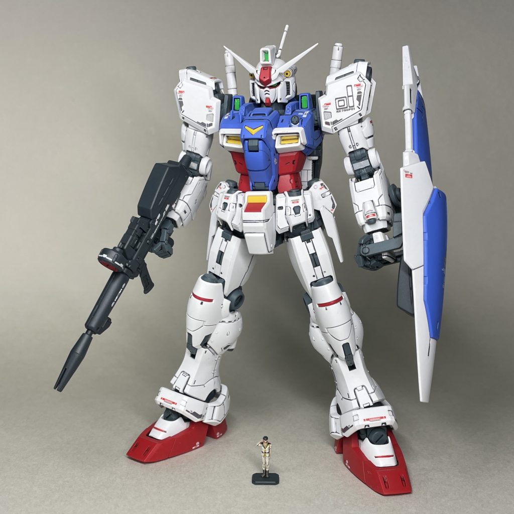 まえ フレームは組んでから塗装。 ライフル、ビームサーベルの柄など、ゲート跡や分割部分の目立つパーツは、あらかじめパーツを切り離してゲート処理したり、接着して合わせ目消ししたりしてから塗装しています。