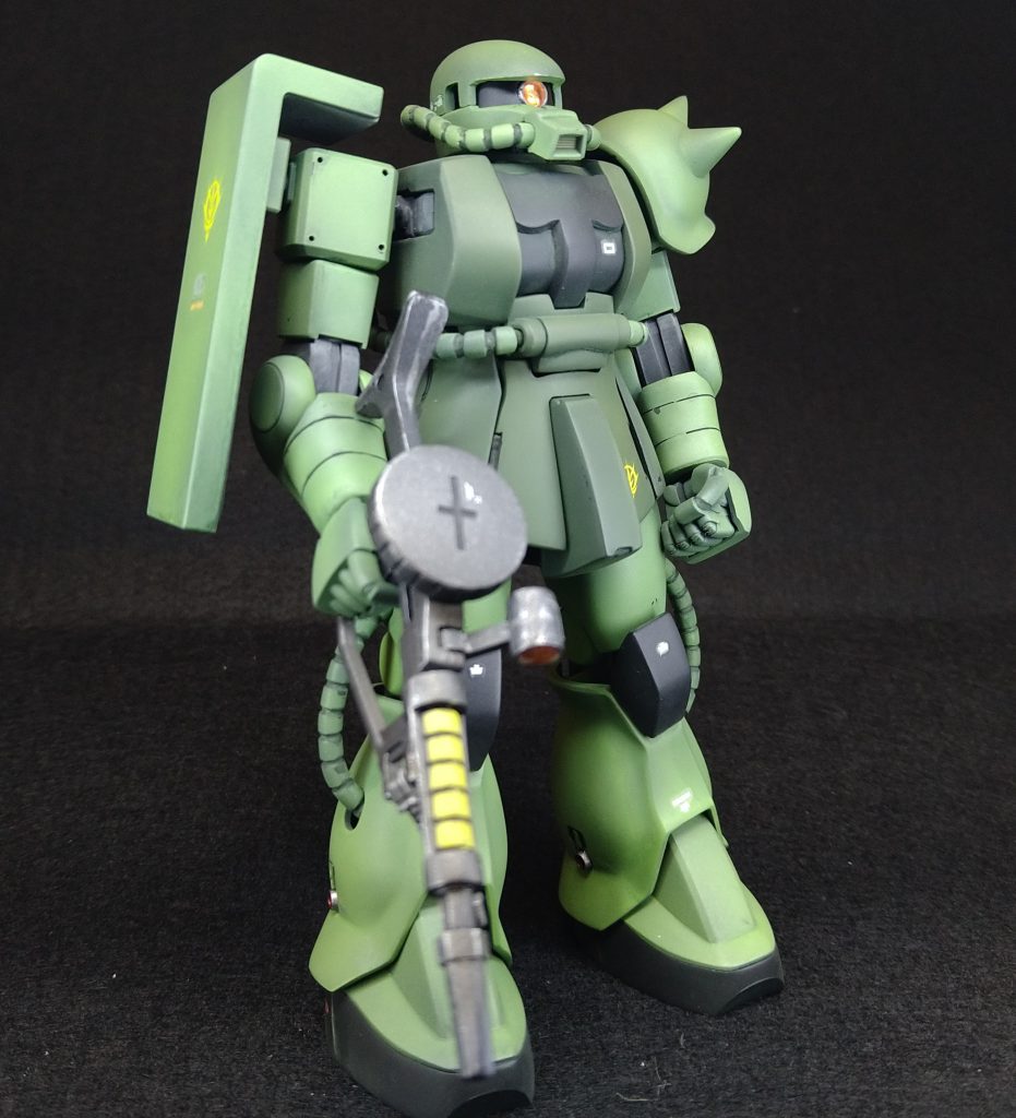 ふくらはぎにサブスラスターをつけてみました。遠めに見ればソコソコの出来・・・でしょうか?シールドとふんどしに貼り付けたジオンマーク、段差が気になってちょっと手を掛けてみました。