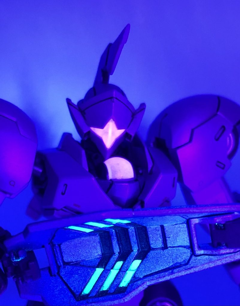 ブラックライトで色々光ります✨画像では分かりにくいかもしれませんが、肩や脚のシェルユニット内部も光ります♪