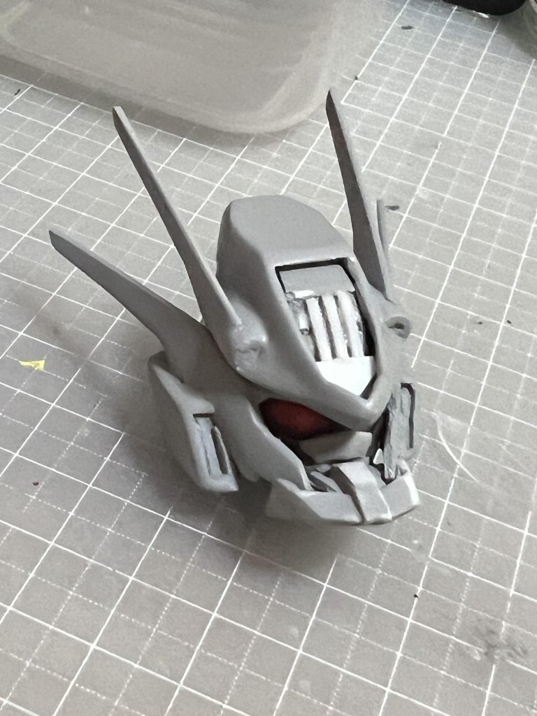 頭はSDCSルプスレクスを芯にプラ板で作ってます。