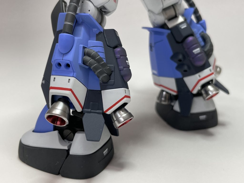 アナベル・ガトー機と同じく、脚部の工程で手抜きしたので、スネの合わせ目処理やカートリッジ型タンクの光沢塗装はしませんでした。墨入れをライトグレーにしたのはなんか汚くて間違いでした…。