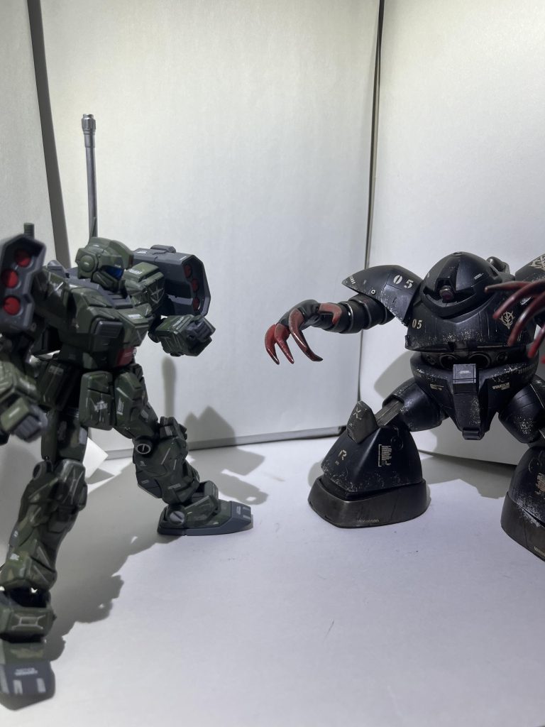 ジムと戦うゴッグ今回のゴッグは、密林地帯に出撃したゴッグという設定なので暗い茶色の全身汚しました。そしてシルバーでチッピングして塗装剥げを表現してみました。😁