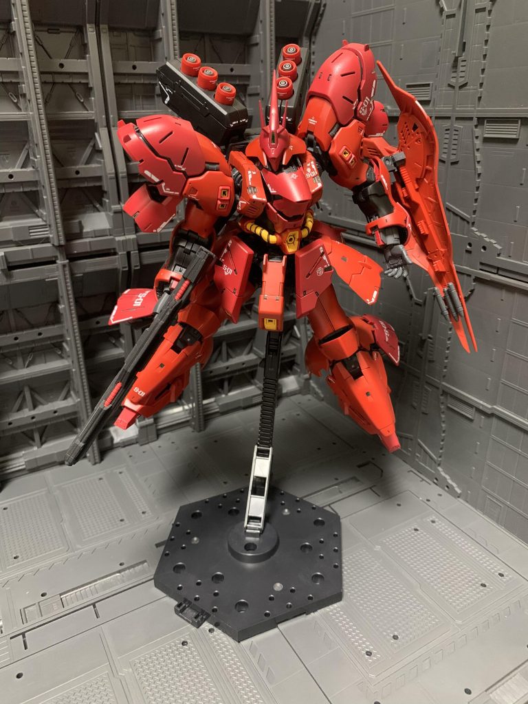 144／1ですが大型MSの為、迫力があります。レッドは2色で塗装しています。バーニア等はメタリックです。