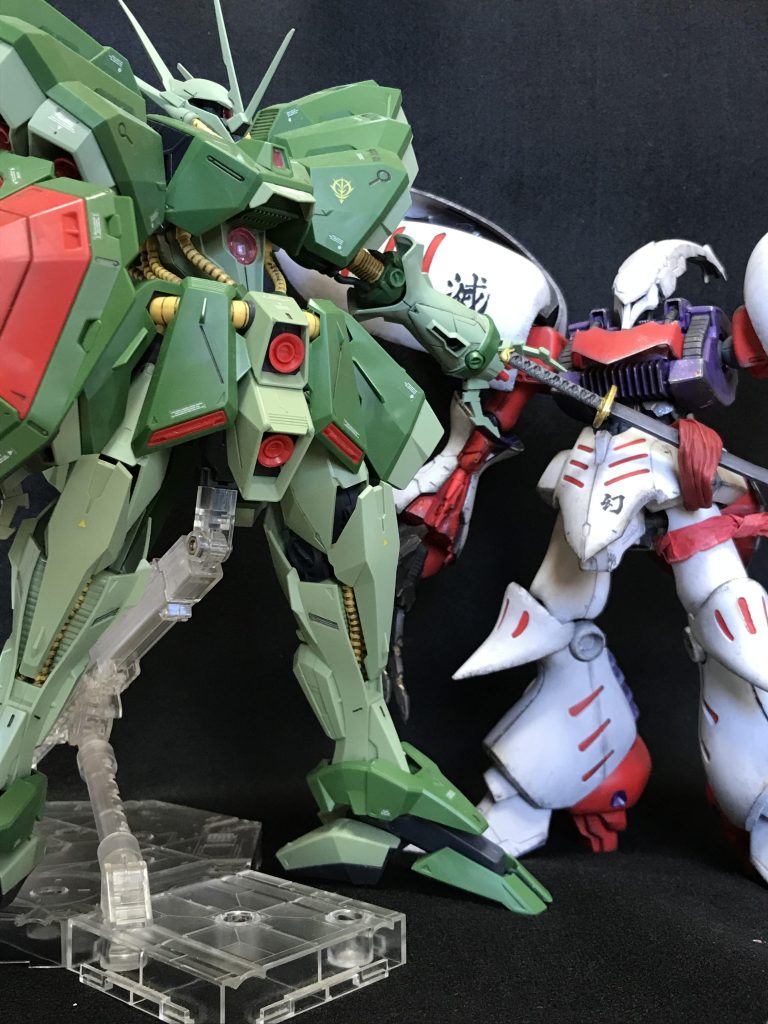 最後にハマーン様と下僕のマシュマーのツーショットハマーン様バンザ〜イ❣️❣️←しつこいMGは大きすぎて私お気に入りのお手軽100均撮影ブースが使用できなかったり、胴体の接続ピンが折れたりとアクシデントもありましたがなんとか投稿できました※折れたピンは接着しても強度が微妙だったので、太いランナーをぶった切ってピン代わりに挿してるだけです🙄ってかバンダイさん…ハンマハンマを是非HGで発売して下さいよ… ZZのMSって人気ないんかなぁ、最高にカッコ良いと思うんだけど…😢最後までご視聴（観覧）ありがとうございました←YouTuber気取り