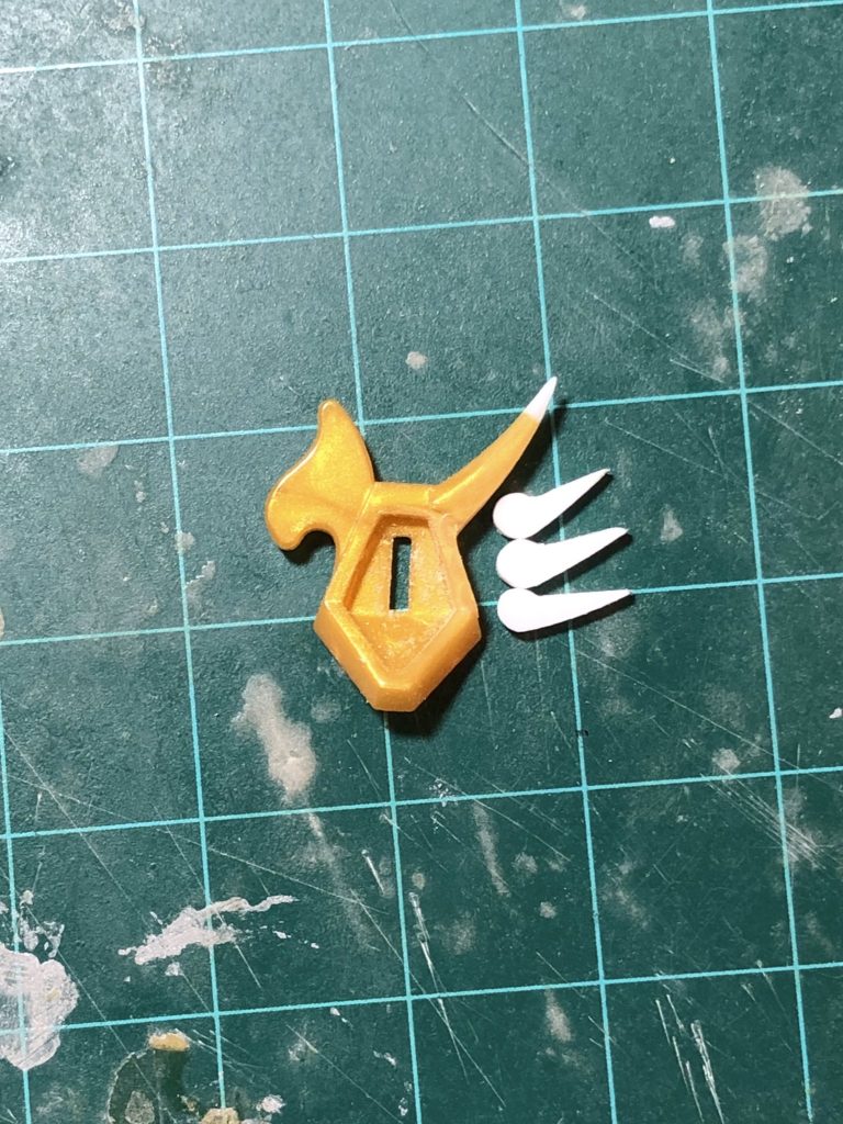 額の鳳凰の翼をプラ板で新造