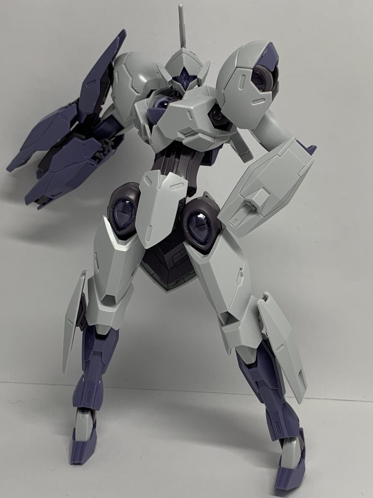 騎士的なポージング。