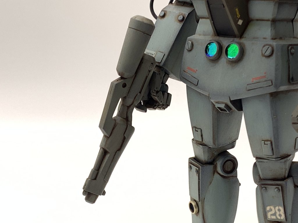 武器はジムコマンドの物。強引に膝上で横にロールさせています。