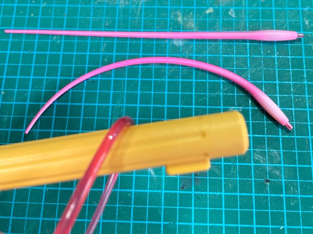 サーベルエフェクトは2本中1本を曲げました。軟質素材なので温めなくても、内側を何かに擦り付ければ癖がついて曲がったままです。その他の撮影エフェクト類は、過去にボーイやアッガイで作成した物を流用しています。他、下記のような簡単ディテールアップを加えました。・各部3mm取り付け穴を磁石に置き換えてエッチングパーツで蓋をする・各所装甲に意味深な溝があるので、刻んだクリアパーツでセンサーバーを追加・肩、腰の装甲に穴を掘ってエッチングパーツ埋め込み以上、長文にお付き合い頂けた方、ありがとうございました。ファーストは生涯で何体組んだか分からなくなるぐらい作っているので、毎回もういいかなと思うのですが、組んでみるとやはり良いですね😃ジオン機の敵役としてこれ以上の存在はないので、今後ちょくちょく登場することになりそうです。