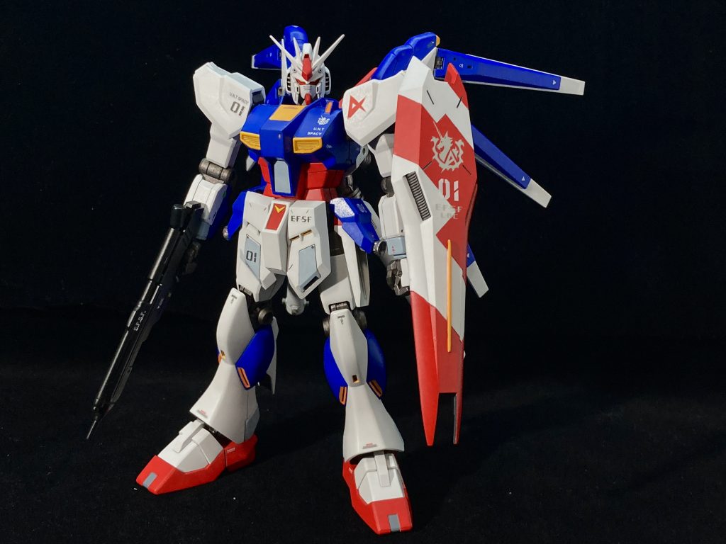 2021年にガンプラ製作に本腰を入れ始め、一番最初に作ったのがHi-νガンダム、2番目に作ったのがνガンダムでした。今にも増して拙い技術で作った2作。作った当初は満足感の極みでしたが、陳列棚に並ぶ作品が増えるほど後の作品に比べた時に際立つ製作の粗。Hi-νに至っては無知ゆえのラッカー筆塗りでABSの関節パーツ死んでたので、いつかミキシングで生まれ変わらせたいと思ってました。