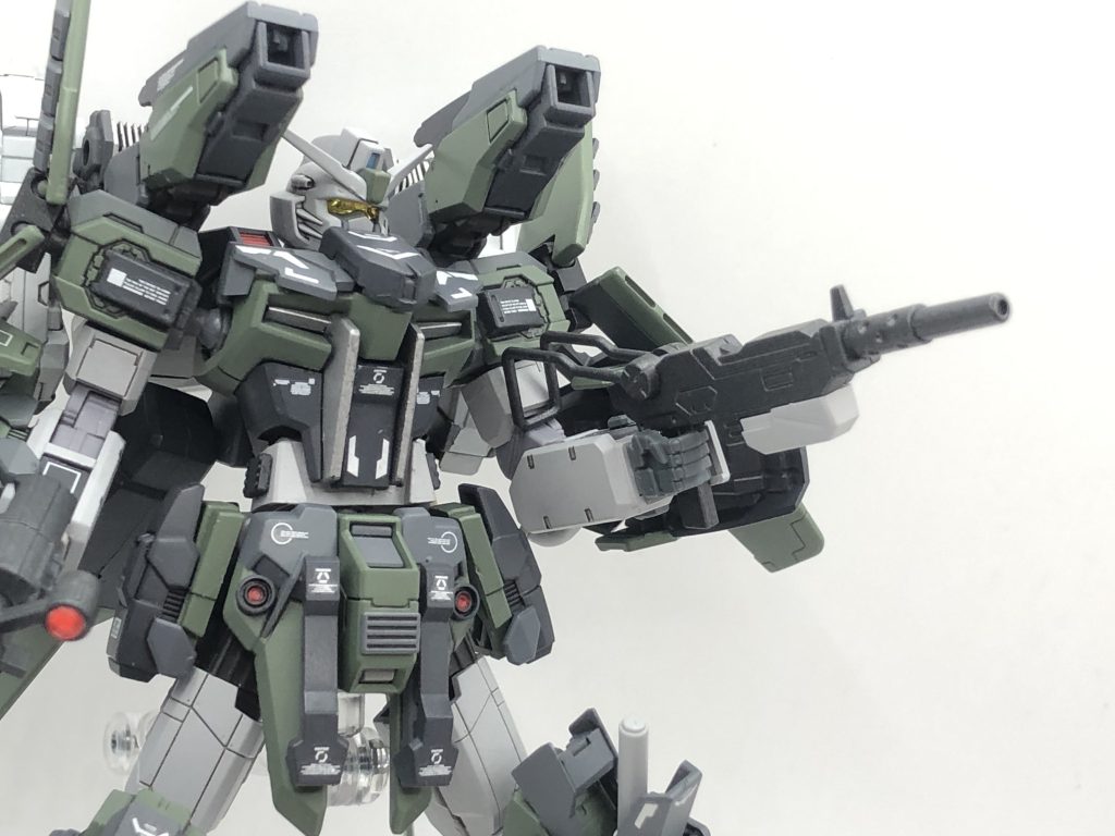 100mmマシンガン左脚部に装備。