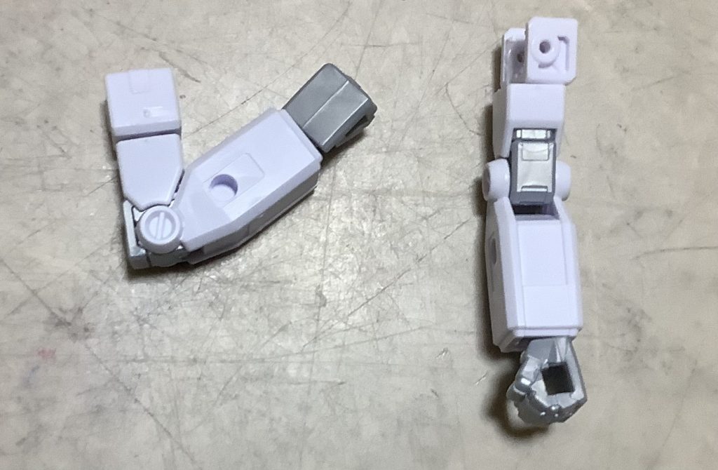 今度は腕。二重関節では無いですが意外と上に上がります。関節がメタリックっぽくてかっこいいですね。