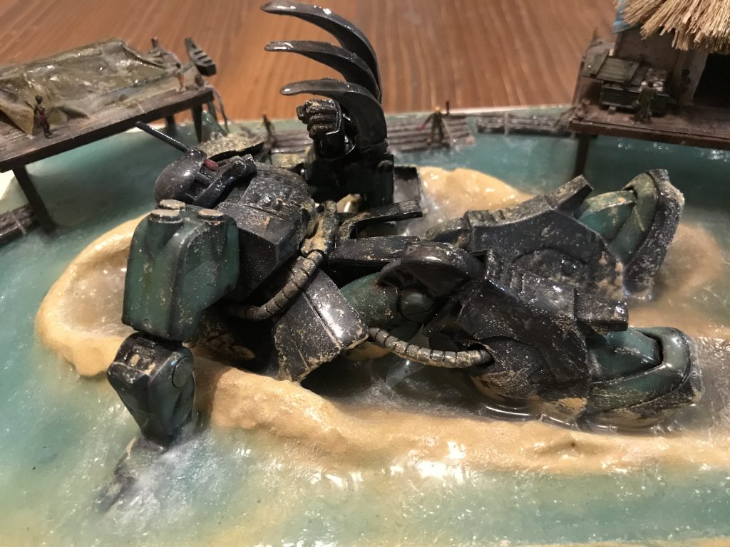 ガンダムUCでのトリントン基地襲撃に加わるべく、オセアニアに潜伏していたジオン残党が1年戦争時の骨董品ザクで最後の出撃をする。みたいなイメージです。