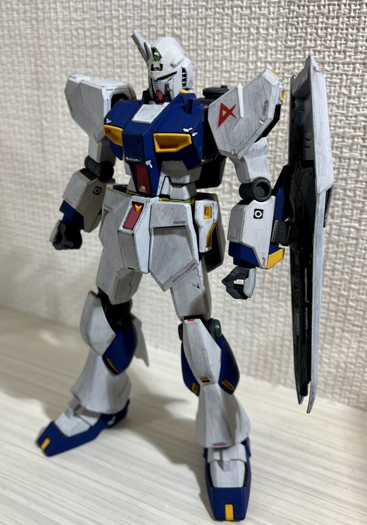 筆塗り+デカール貼り付け後。筆塗りにはアクリルガッシュを使用したんですが、隠蔽力強く白部分以外はほぼベタ塗りに…