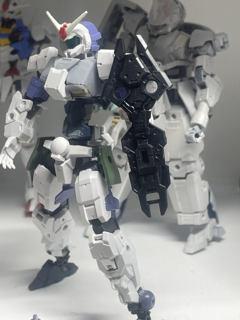 名月は仮面ライダーを意識して作りました。で赤いマフラーは単なる飾りでは無く、一応索敵レーダーという設定で。勢いと思いつきで短期間で作り上げた忍者部隊でしたが、一応これでおしまいです。いいねくださった方、ありがとうございました。これからは真面目に少しずつ丁寧にガンプラを作っていこうと思います。