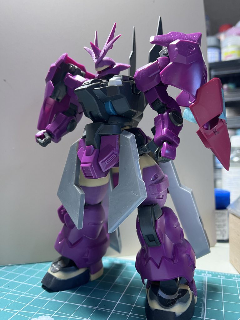 脚を長くした分、腰回りが淋しかったので前、横、後ろにアーマーを追加です。