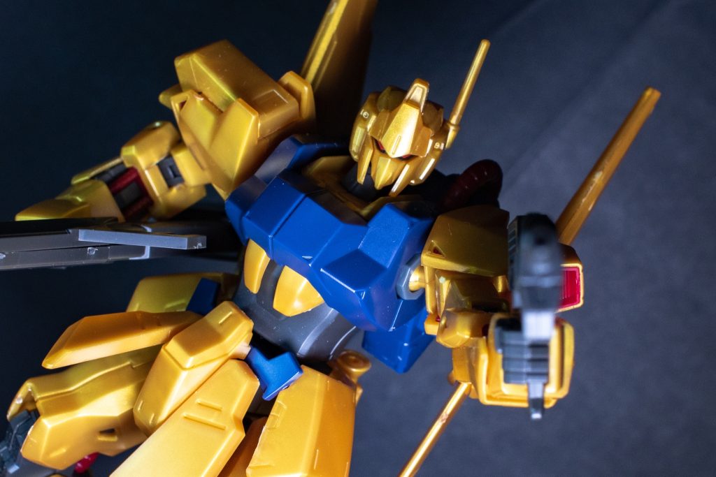 決め顔。イケメンフェイスに落ち着いたボディデザインなのでスマートさが引き立つ。どんなポージングも凛々しくしてくれるだろう。