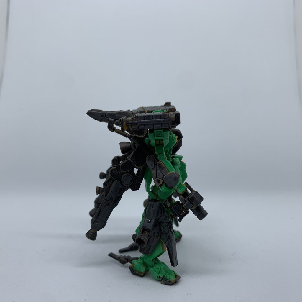 全部ガンダムマーカーのペン塗りです。よく見てはいけません(笑)ムラムラですがオレンジ一色のままよりは満足しています♪