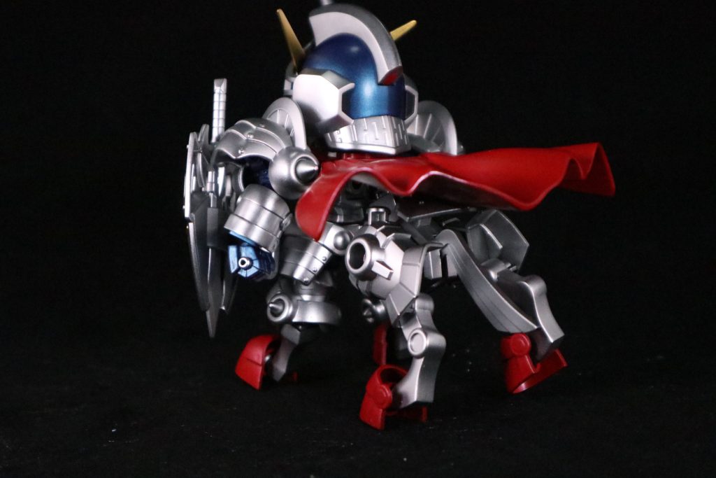 通常形態とケンタウロス形態。キットそのものは肉抜き埋め、目立つところの合わせ目消し、3分割になっているマントを1枚に成形。可動もいじってませんしほぼキットまま作りました。SDは被写体との距離の問題で撮影むずい。