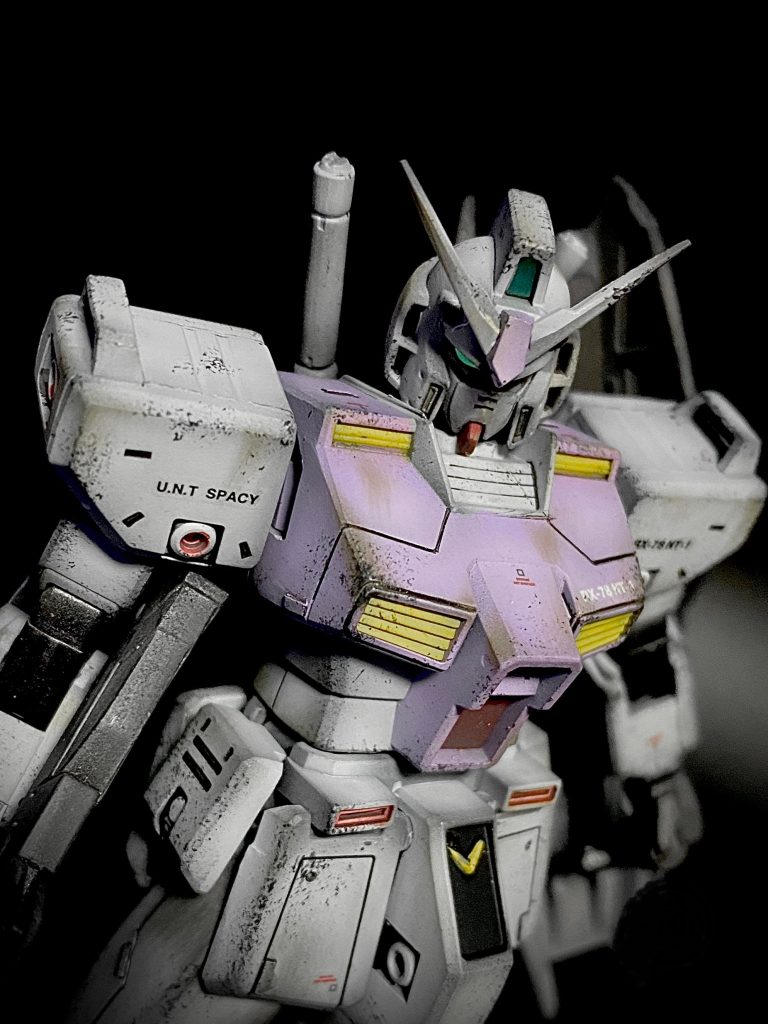 ザ•ガンダム的な色合いが嫌だったので、連邦ではまず使わないであろうと思った紫で塗装しました。