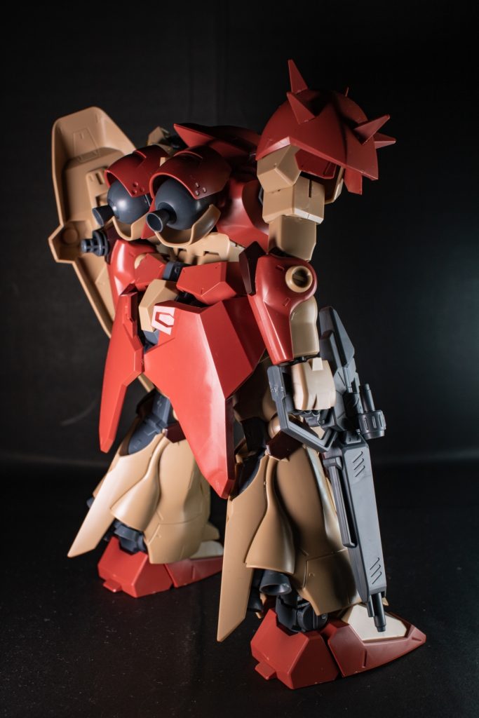 バックサイド:ブースターの小ささが目立つ。スカートは大きいながらも可動式のため邪魔にはなるない。