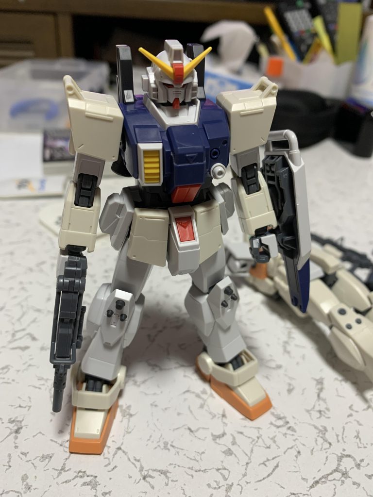 HG陸ジムは、HG陸ガンよりもカッコいいと思える装甲形状の部分が多く、良い物をぶんどりました。